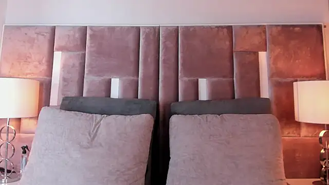 Snapshot of Nia_Bunny chatting on October 19, 2025, 12:35 am Nia Bunny online show from October 19, 2025, 12:35 am