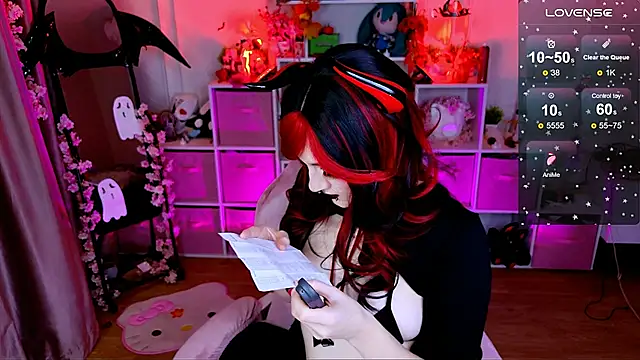 Aki  Ra online show from November 11, 2025, 10:37 pm