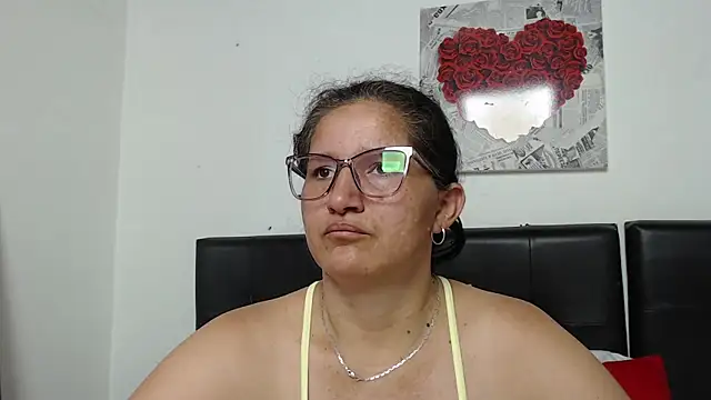 Snapshot of Angelinna_Milf chatting on October 17, 2025, 7:26 pm Angelinna Milf online show from October 17, 2025, 7:26 pm