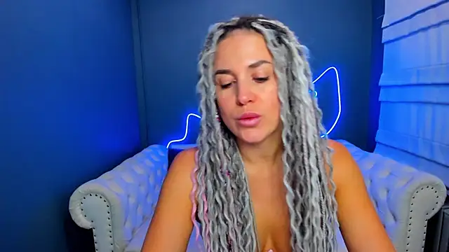 Snapshot of rock_n_roxy chatting on September 18, 2025, 1:19 am rock n roxy online show from September 18, 2025, 1:19 am