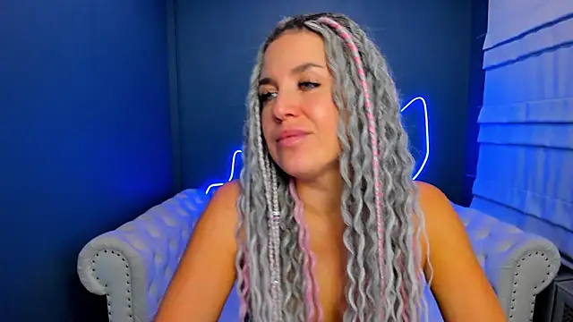 Snapshot of rock_n_roxy chatting on October 2, 2025, 1:20 am rock n roxy online show from October 2, 2025, 1:20 am