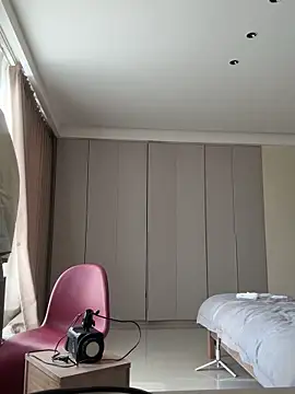 Krismil3 online show from April 10, 2026, 12:17 am