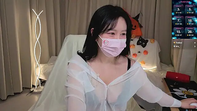 2hyun online show from October 28, 2025, 2:16 pm