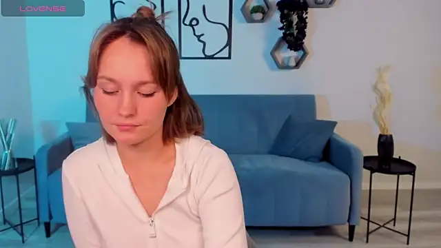 BritnieCute online show from November 11, 2025, 5:35 am