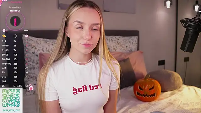 Snapshot of HollisBeckett chatting on October 18, 2025, 3:19 am HollisBeckett online show from October 18, 2025, 3:19 am