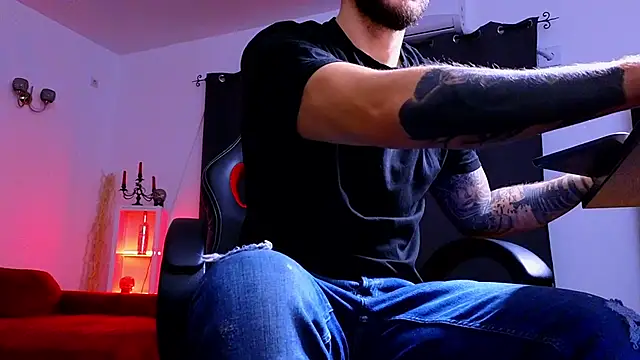 Snapshot of MightyAaron66 chatting on October 17, 2025, 2:48 am MightyAaron66 online show from October 17, 2025, 2:48 am