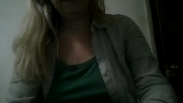 Snapshot of Emilylyn2501 chatting on December 5, 2024, 10:28 pm Emilylyn2501 online show from December 5, 2024, 10:28 pm