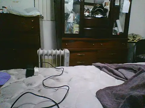 Snapshot of Emilylyn2501 chatting on October 19, 2025, 12:02 am Emilylyn2501 online show from October 19, 2025, 12:02 am