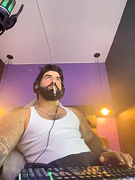 Snapshot of Lyon_vach chatting on October 11, 2025, 7:37 pm Lyon vach online show from October 11, 2025, 7:37 pm