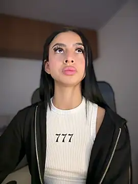 Snapshot of maddy_bronw_ chatting on March 8, 2025, 4:23 am maddy bronw online show from March 8, 2025, 4:23 am