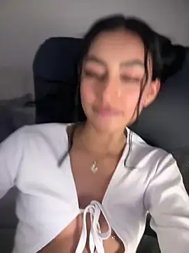 Snapshot of maddy_bronw_ chatting on March 2, 2025, 5:44 am maddy bronw online show from March 2, 2025, 5:44 am