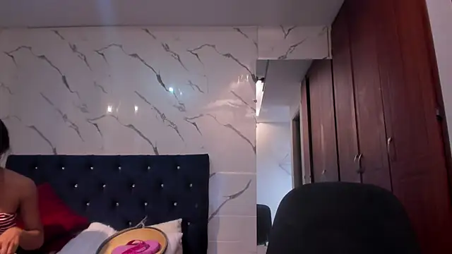 evelyn wine online show from October 2, 2025, 8:01 pm