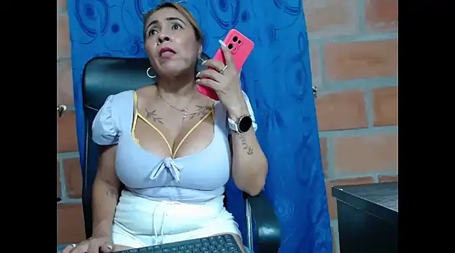 Rennatabothwell01 online show from January 31, 2025, 2:26 am