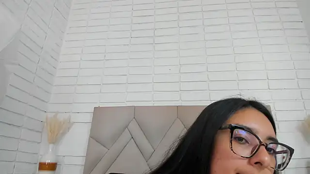 Isis Osman online show from October 28, 2025, 7:02 pm