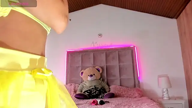 Snapshot of Nicolle_ds chatting on December 10, 2024, 7:43 pm Nicolle ds online show from December 10, 2024, 7:43 pm