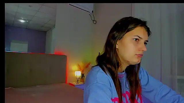 Snapshot of Laura_Leee chatting on October 10, 2025, 5:30 am Laura Leee online show from October 10, 2025, 5:30 am