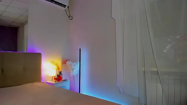 Snapshot of Laura_Leee chatting on October 15, 2025, 5:17 am Laura Leee online show from October 15, 2025, 5:17 am