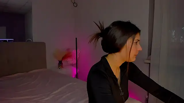 Laura Leee online show from February 19, 2025, 9:39 am
