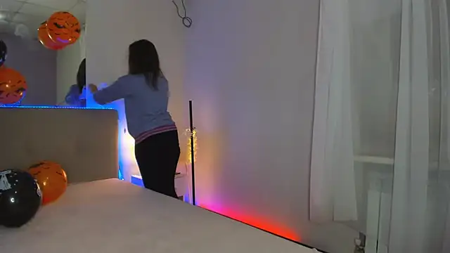 Snapshot of Laura_Leee chatting on October 24, 2025, 5:28 am Laura Leee online show from October 24, 2025, 5:28 am