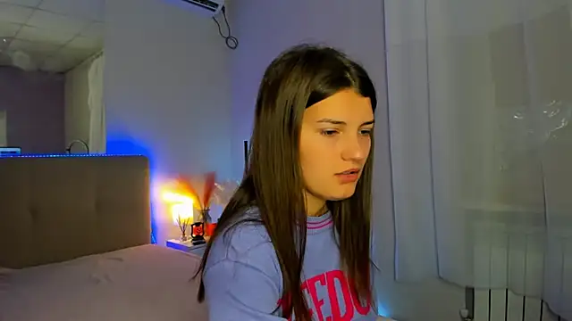 Snapshot of Laura_Leee chatting on October 20, 2025, 5:31 am Laura Leee online show from October 20, 2025, 5:31 am