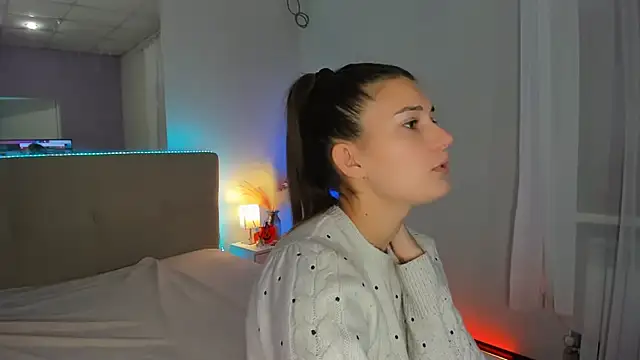 Snapshot of Laura_Leee chatting on October 16, 2025, 5:16 am Laura Leee online show from October 16, 2025, 5:16 am