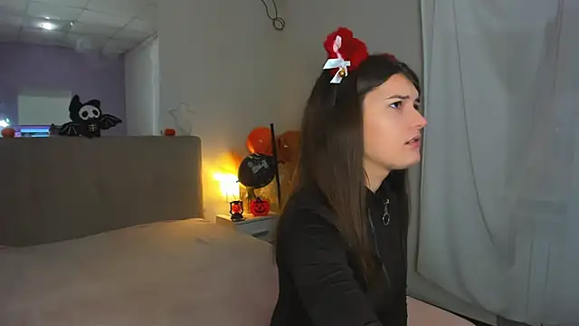 Snapshot of Laura_Leee chatting on October 28, 2025, 6:23 am Laura Leee online show from October 28, 2025, 6:23 am