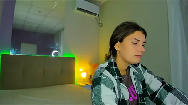 Snapshot of Laura_Leee chatting on September 23, 2025, 5:25 am Laura Leee online show from September 23, 2025, 5:25 am