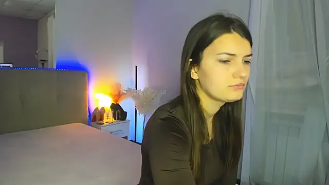 Laura Leee online show from December 5, 2025, 6:12 am