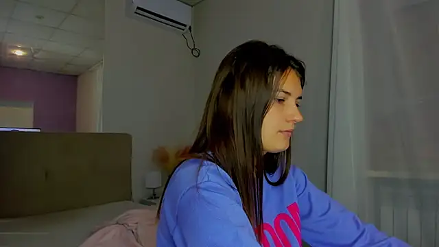 Snapshot of Laura_Leee chatting on September 30, 2025, 5:24 am Laura Leee online show from September 30, 2025, 5:24 am