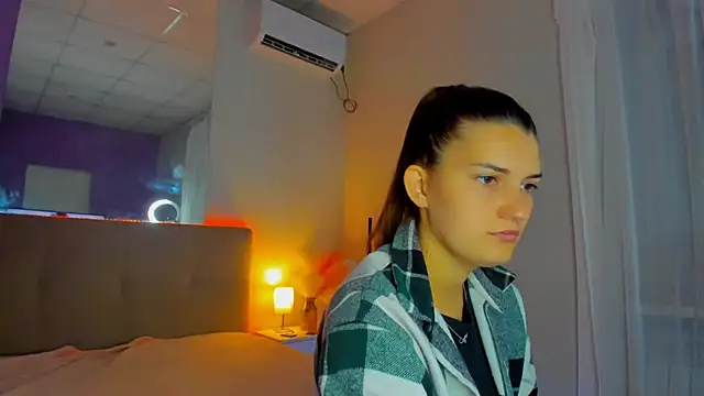 Snapshot of Laura_Leee chatting on September 19, 2025, 5:33 am Laura Leee online show from September 19, 2025, 5:33 am