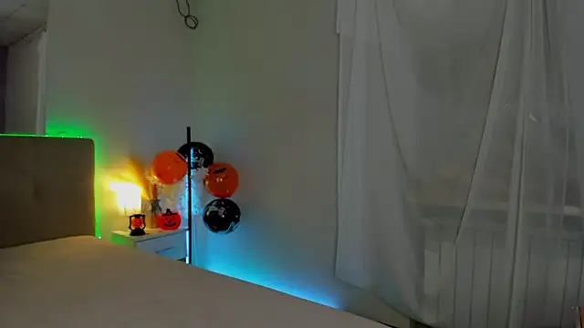 Snapshot of Laura_Leee chatting on October 30, 2025, 6:12 am Laura Leee online show from October 30, 2025, 6:12 am