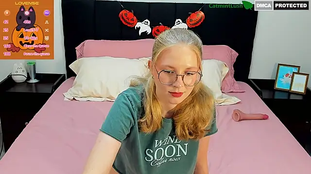 Snapshot of CatmintLush chatting on October 19, 2025, 11:51 pm CatmintLush online show from October 19, 2025, 11:51 pm