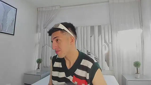 Snapshot of Un_Slutty chatting on March 5, 2025, 7:27 pm Un Slutty online show from March 5, 2025, 7:27 pm