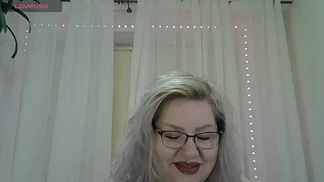 Snapshot of AngelinaGlam chatting on October 16, 2025, 6:38 pm AngelinaGlam online show from October 16, 2025, 6:38 pm