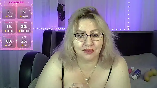 Snapshot of AngelinaGlam chatting on September 28, 2025, 6:04 pm AngelinaGlam online show from September 28, 2025, 6:04 pm