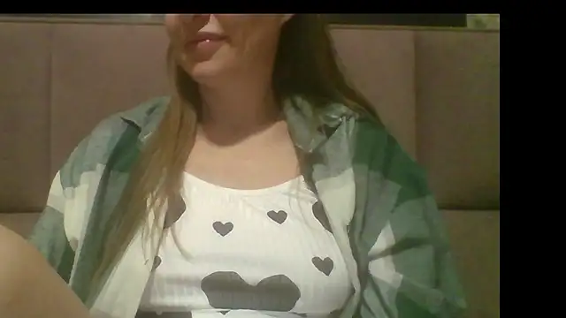 Snapshot of Sladkiegubki chatting on October 18, 2025, 9:39 pm Sladkiegubki online show from October 18, 2025, 9:39 pm