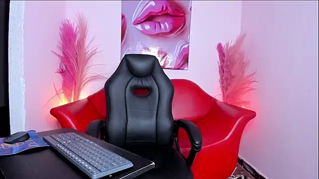 Snapshot of Cutedaddys_kitty chatting on February 24, 2025, 12:26 pm Cutedaddys kitty online show from February 24, 2025, 12:26 pm