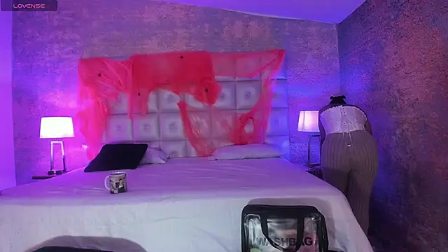 Snapshot of MelaniieRoux chatting on October 16, 2025, 11:40 am MelaniieRoux online show from October 16, 2025, 11:40 am