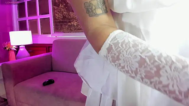 Snapshot of MelaniieRoux chatting on October 6, 2025, 7:47 pm MelaniieRoux online show from October 6, 2025, 7:47 pm