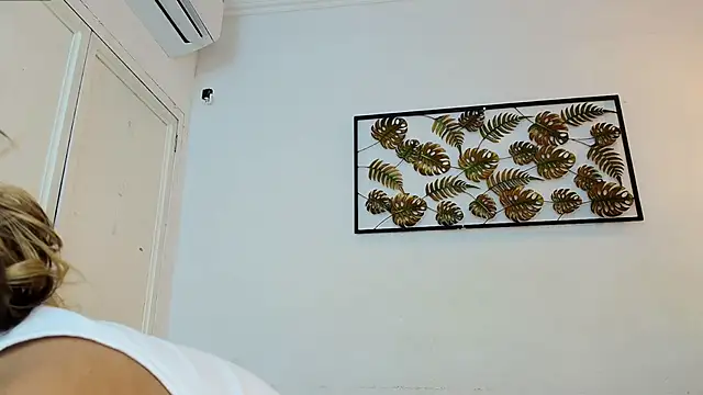 Snapshot of miranda_villa chatting on March 16, 2025, 12:22 pm miranda villa online show from March 16, 2025, 12:22 pm