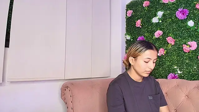 Snapshot of miranda_villa chatting on September 23, 2025, 12:34 pm miranda villa online show from September 23, 2025, 12:34 pm