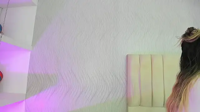 Snapshot of miranda_villa chatting on March 12, 2025, 12:26 pm miranda villa online show from March 12, 2025, 12:26 pm