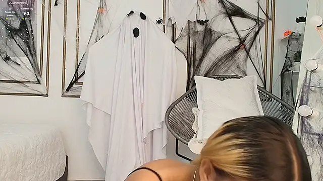 Snapshot of miranda_villa chatting on October 19, 2025, 12:52 pm miranda villa online show from October 19, 2025, 12:52 pm