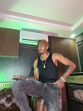 Snapshot of AaronCruz_ chatting on February 10, 2026, 3:38 am AaronCruz online show from February 10, 2026, 3:38 am