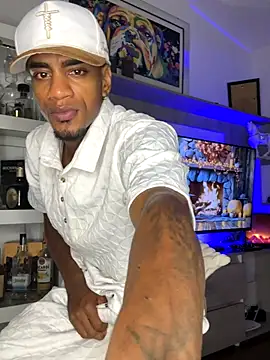 Snapshot of AaronCruz_ chatting on October 23, 2025, 2:10 am AaronCruz online show from October 23, 2025, 2:10 am