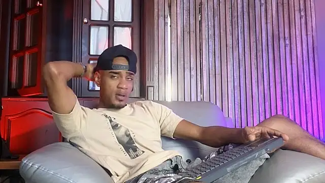 Snapshot of AaronCruz_ chatting on February 18, 2026, 4:36 pm AaronCruz online show from February 18, 2026, 4:36 pm