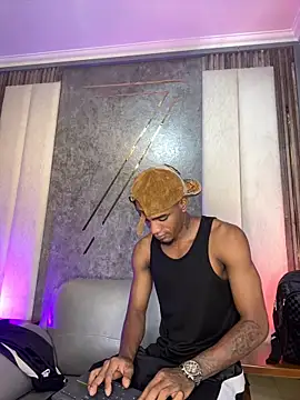 Snapshot of AaronCruz_ chatting on February 5, 2026, 4:36 pm AaronCruz online show from February 5, 2026, 4:36 pm