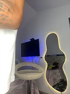 AaronCruz  online show from February 13, 2025, 4:11 am
