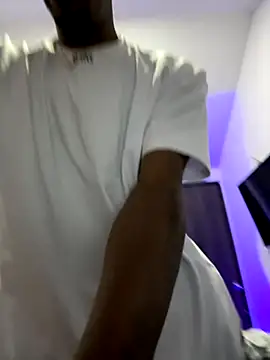 Snapshot of AaronCruz_ chatting on October 18, 2025, 9:11 am AaronCruz online show from October 18, 2025, 9:11 am