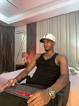 Snapshot of AaronCruz_ chatting on February 7, 2026, 3:36 am AaronCruz online show from February 7, 2026, 3:36 am